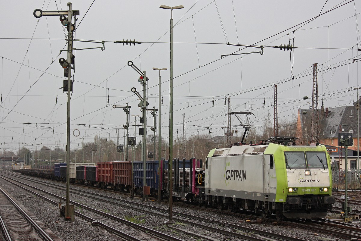 Captrain 185-CL 007  SirRainer  am 15.4.13 mit dem Bous Shuttle beim verlassen des Startbahnhofes Dsseldorf-Rath.