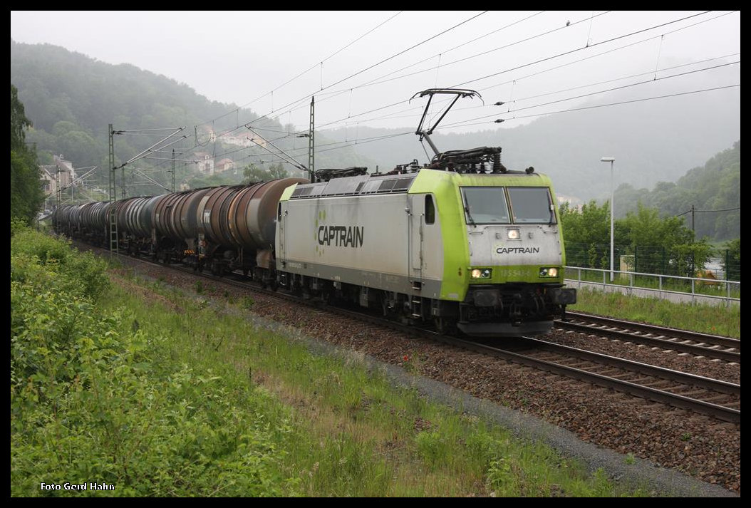 Captrain 185543 war am 25.05.2016 um 10.20 Uhr mit einem Tankwagenzug im Elbtal bei Königstein in Richtung Tschechien unterwegs.