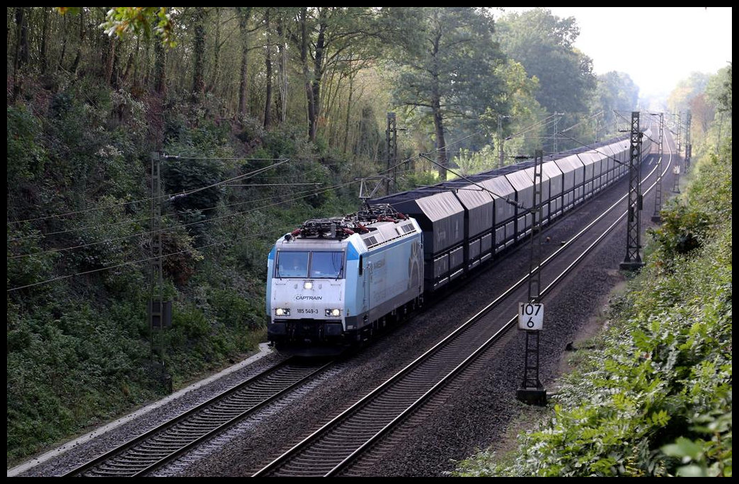 Captrain 185549-3 mit Mannesmann Werbung erreicht hier am 5.10.2019 um 11.43 Uhr mit ihrem Kokspendel nach Bremen an der Gemeindegrenze von Hasbergen niedersächsisches Gebiet.