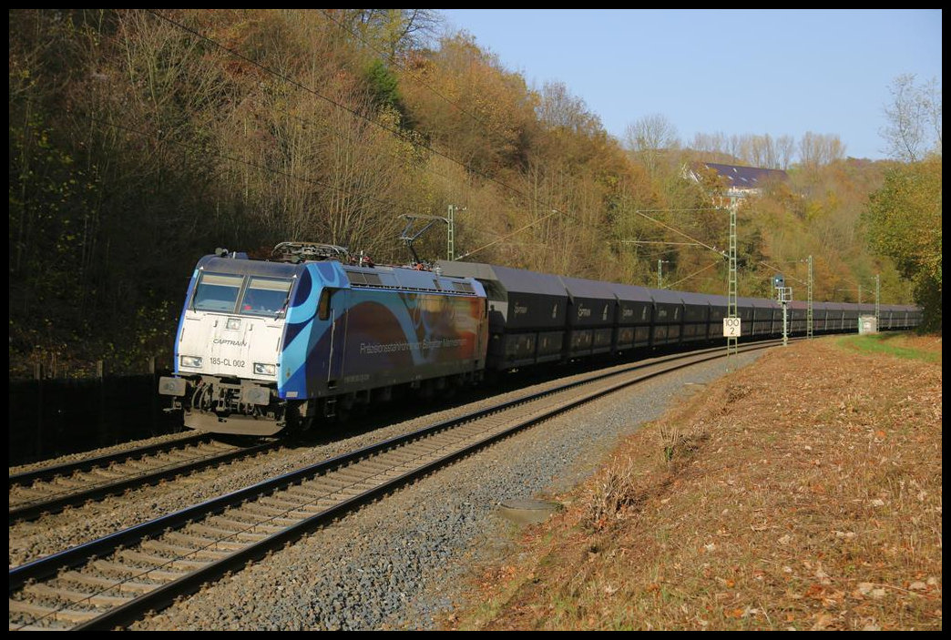 Captrain 185CL002 hat hier gerade den Lengericher Tunnel durchfahren und ist hier am 7.11.2020 um 13.14 Uhr mit ihrem Kohlependel im südlichen Einschnitt in Richtung Ruhrgebiet unterwegs.