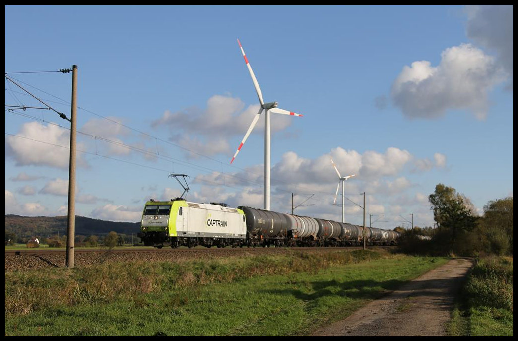 Captrain 185CL007 ist hier am 29.10.2019 um 13.56 Uhr nahe Westerhausen mit einem Tankzug in Richtung Osnabrück unterwegs.