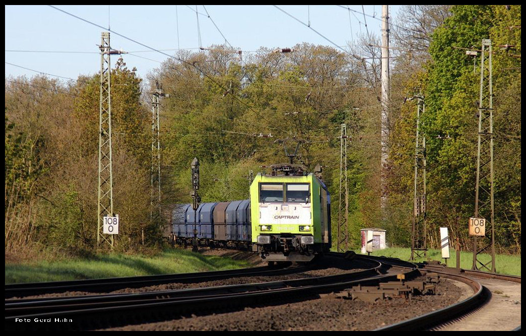 Captrain 185CL007 war mit dem beladenen Kohlependel am Morgen des 5.5.2016 um 08.03 Uhr  auf der Rollbahn an der Bahnhofseinfahrt Hasbergen in Richtung Norden unterwegs.