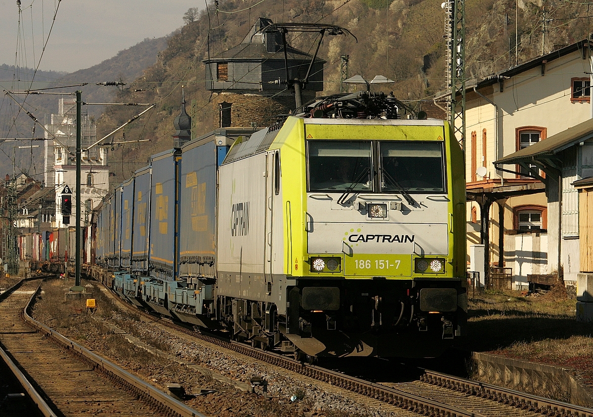 Captrain 186 151 mit einem Taschenwagenzug bei der Durchfahrt in Bahnhof Kaub am 13.03.2022