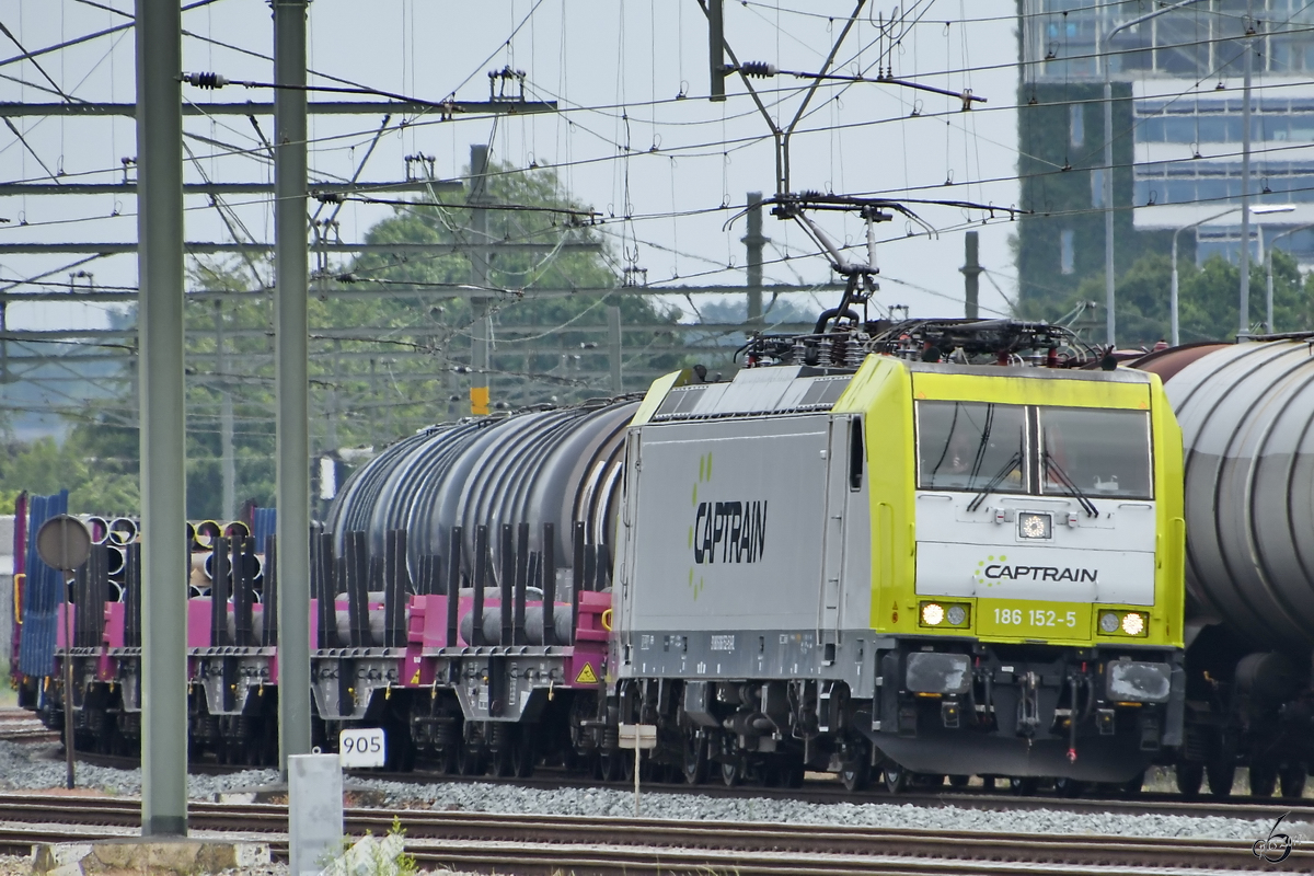 Captrain 186 152-5 war Ende Mai 2019 mit einem Güterzug in Blerick zu sehen.