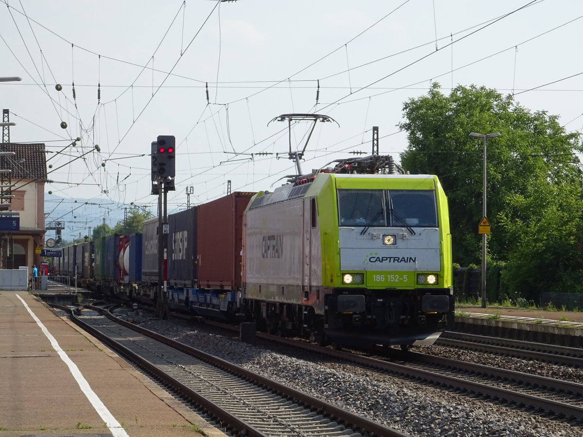 Captrain 186 152 mit einem Güterzug in Denzlingen. Aufgenommen im Juli 2018.