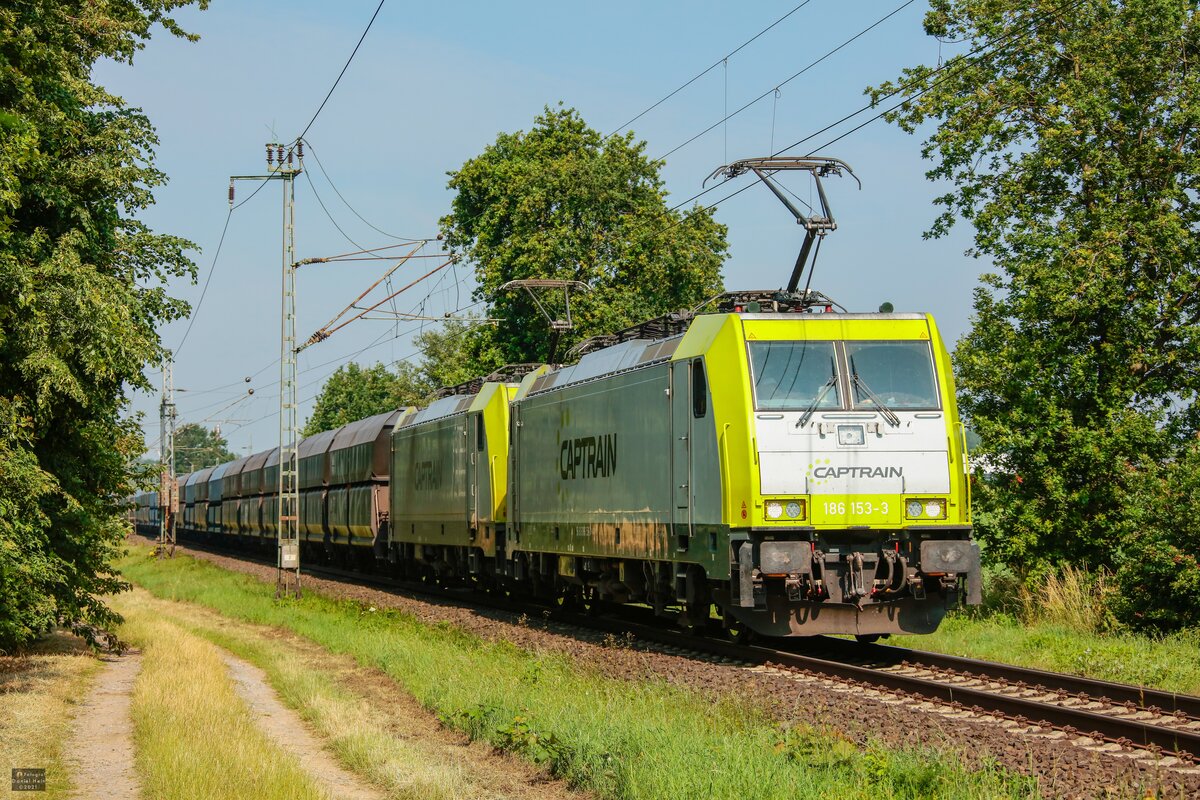 Captrain 186 153-3 mit Kohlezug in Boisheim, Juni 2021.