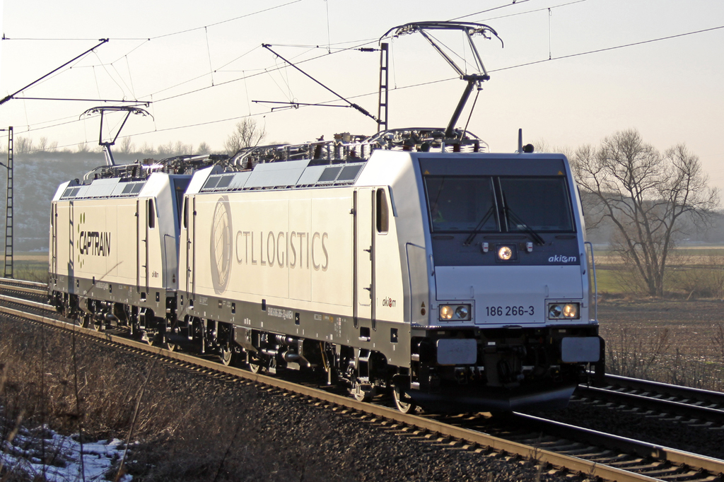 CAPTRAIN 186 265-5 u. CTL LOGISTICS 186 266-3 auf Überführungsfahrt am 06.02.15  15:42 nördl. von Salzderhelden am Bü Km 75.1
