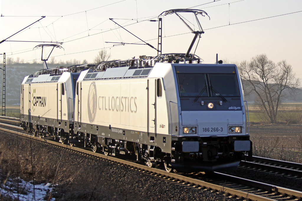 CAPTRAIN 186 265-5 u. CTL LOGISTICS 186 266-3 auf Überführungsfahrt am 06.02.15  15:42 nördl. von Salzderhelden am Bü Km 75.1