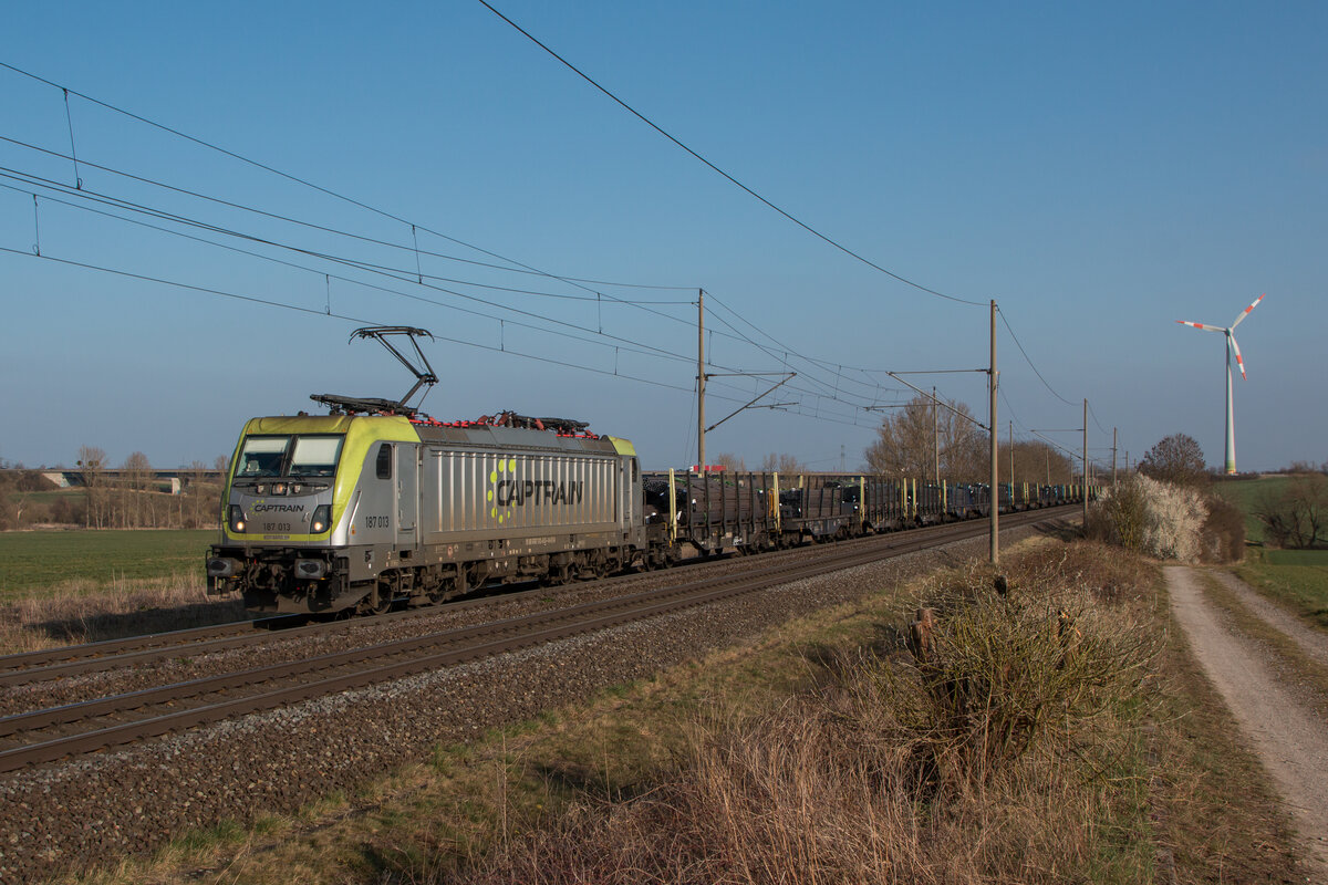 Captrain 187 013-8 mit einem Stahlzug in Richtung Braunschweig. Fotografiert am 28.03.2022 in Niederndodeleben.