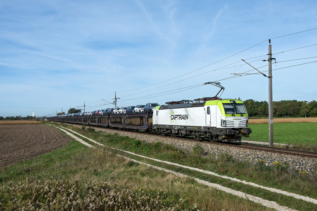 Captrain 193 783 mit einem Autozug kurz vor Stockerau, am 11.10.2019.