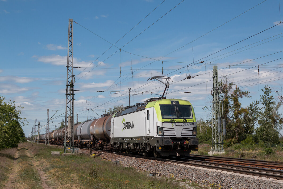 Captrain 193 784-6 fährt mit Kesselwagen durch Königsborn in Richtung Dessau. Fotografiert am 17.05.2020. 