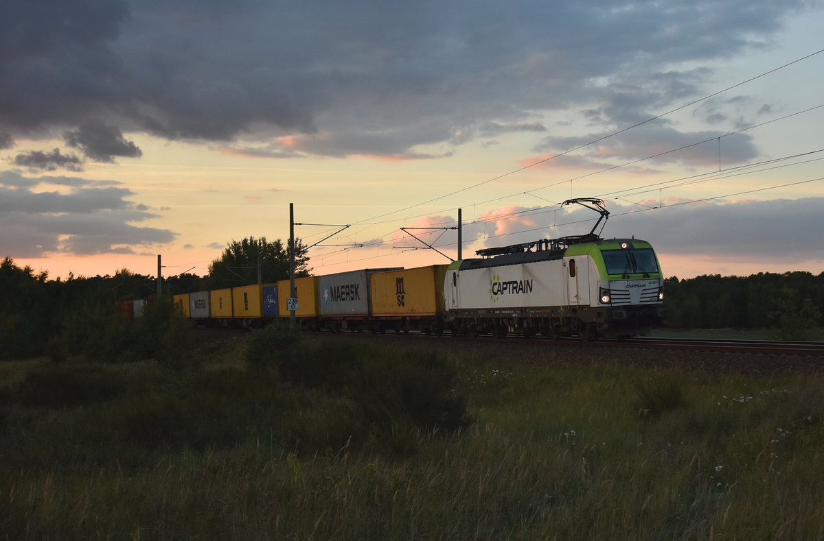 Captrain 193 891-9 mit einem Containerzug, unterwegs in Richtung Schwerin. 3km östlich von Büchen, 13.09.2018.