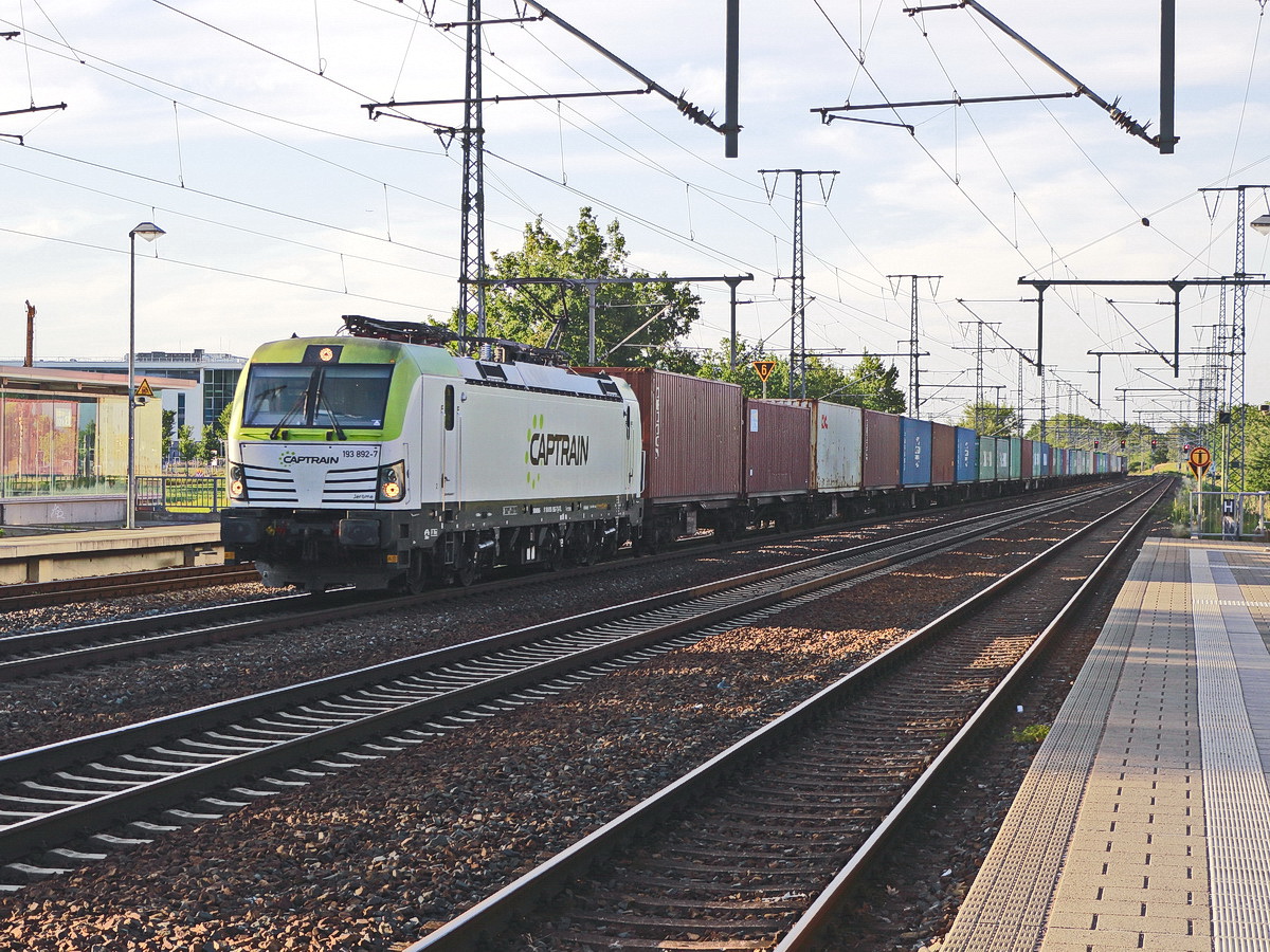 CAPTRAIN 193 892-7 durchfährt den Bahnhof Golm  mit einem Containerzug in Richtung Potsdam am 24. Juli 2019.