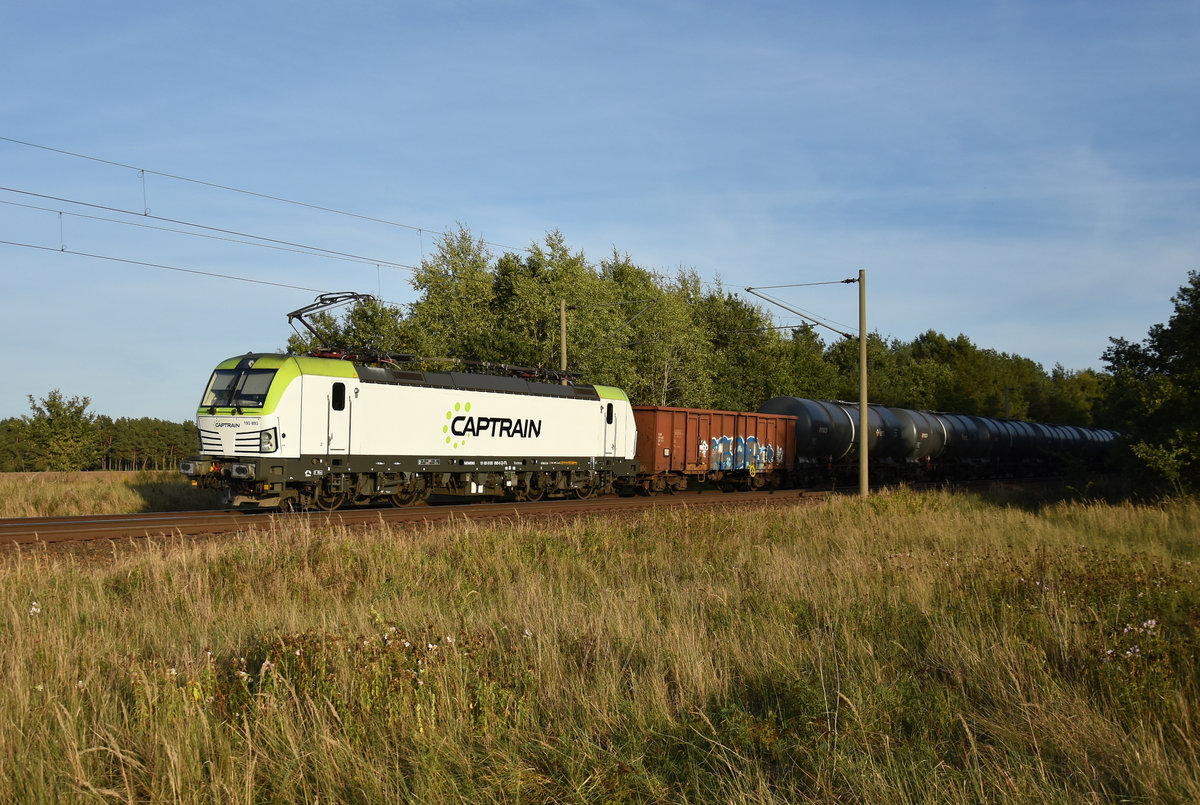 Captrain 193 893-5 mit einem Kesselzug der RYKO Plus spol. s.r.o. und einem einzelnen 33 RIV 68 Eaos Güterwagen unterwegs in Richtung Hamburg. 3km östlich von Büchen, 17.09.2018.
