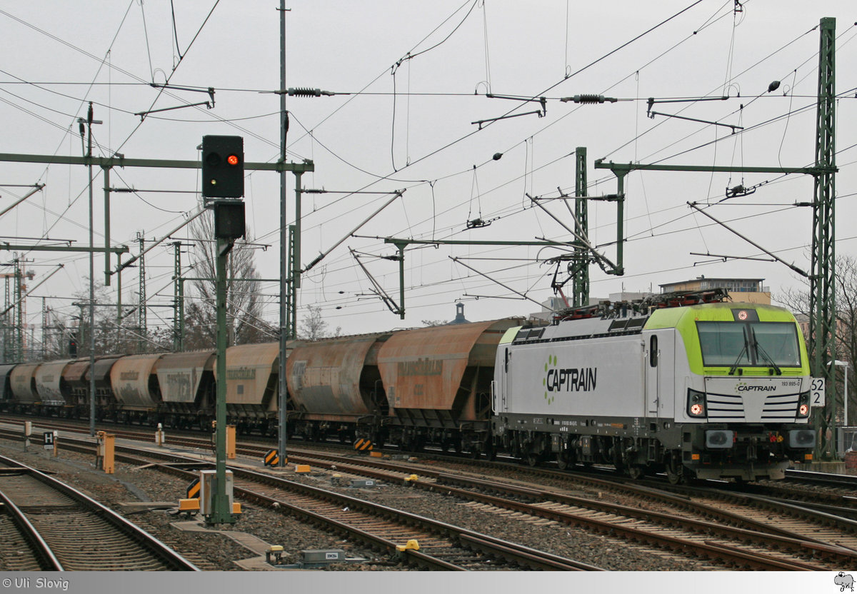 Captrain 193 895-0 durchfährt am 19. Februar 2017 mit einem Getreidezug den Dresdener Hauptbahnhof.