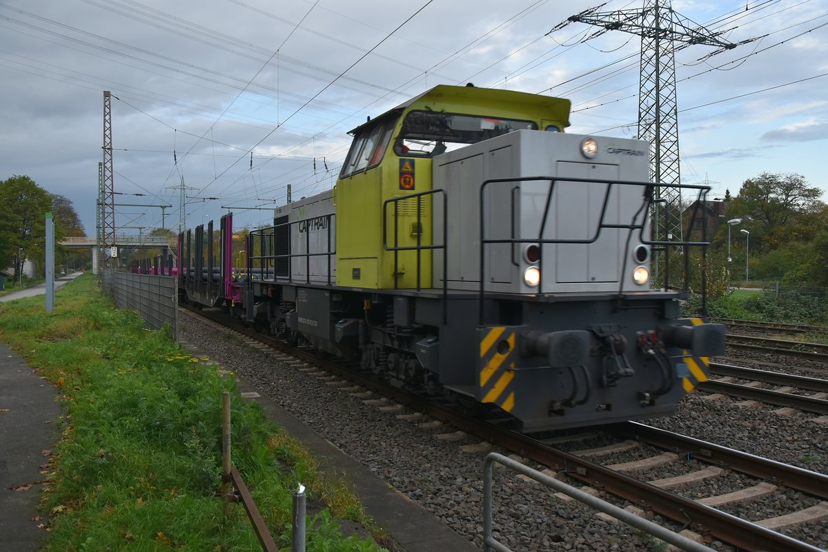 Captrain 274 107 mit drei Rungenwagen mit Stahlrollen in Lintorf gen Ratingen. 4.11.2017