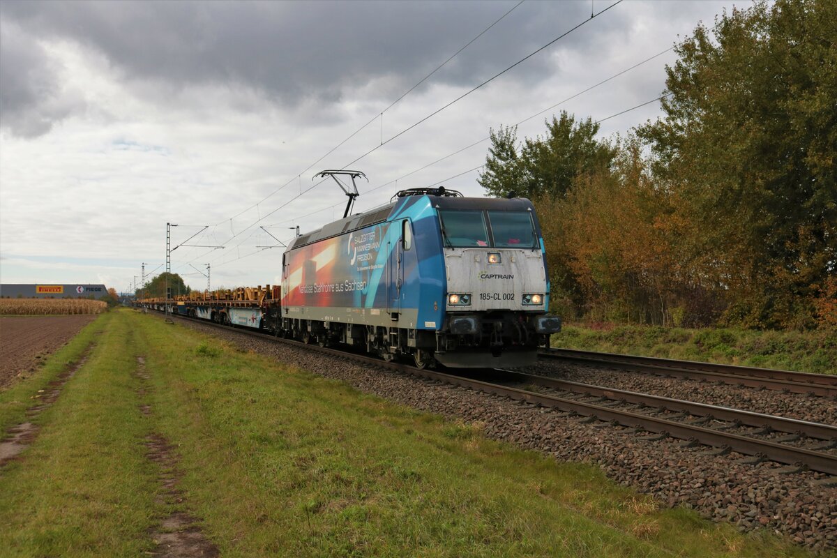 Captrain Bombardier Traxx 185 502-2  Nathlose Stahlrohre aus Sachsen  in Altheim bei Dieburg am 23.10.21