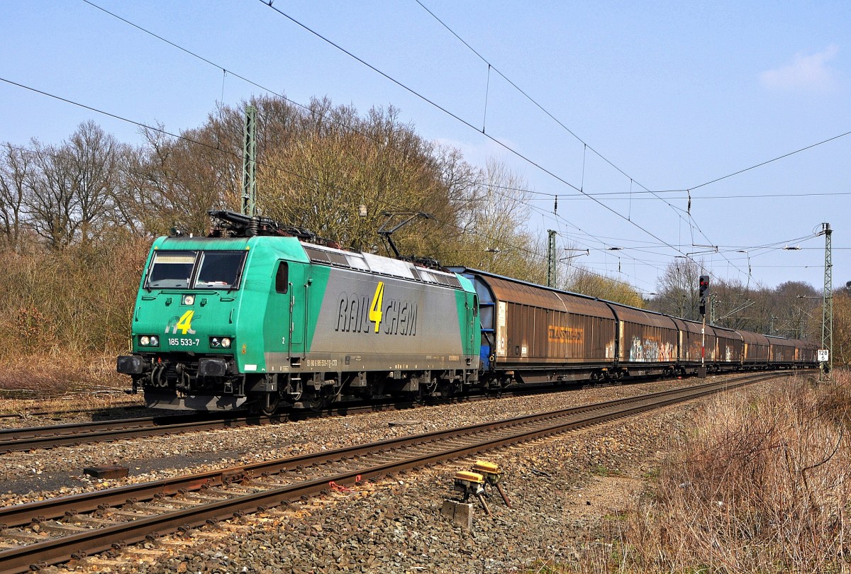 Captrain Deutschland 185 533 passiert am 10.04.15 mit einem Schiebewandwagenzug den ehemaligen Bahnhof Vehrte in Richtung Osnabrck.
