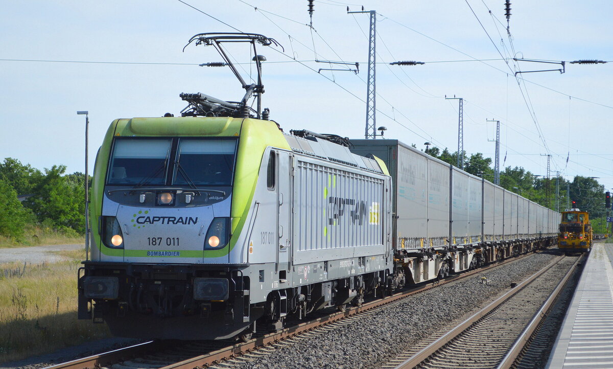 Captrain Deutschland CargoWest GmbH, Gütersloh [D] mit der Akiem Lok  187 011   [NVR-Nummer: 91 80 6187 011-2 D-AKIEM] und KLV-Zug am 21.06.22 Durchfahrt Bahnhof Elsterwerda. 