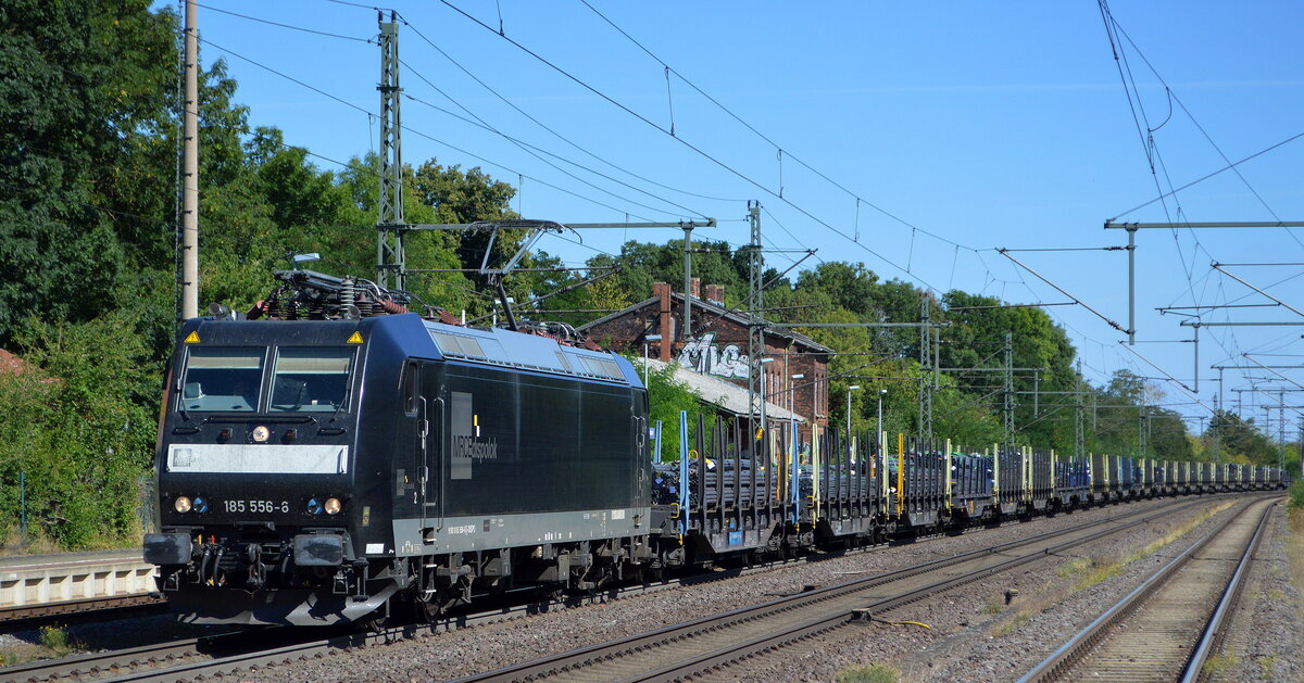 Captrain Deutschland CargoWest GmbH, Gütersloh [D] mit der MRCE Dispo  185 556-8  [NVR-Nummer: 91 80 6185 556-8 D-DISPO] und einem Ganzzug mit Stahlprodukten am 24.08.22 Durchfahrt Bahnhof Niederndodeleben.