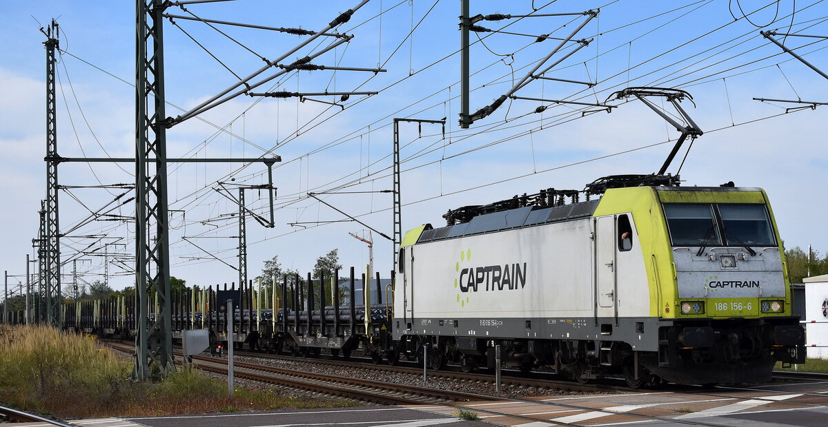 Captrain Deutschland CargoWest GmbH, Gütersloh [D] mit  186 156-6  [NVR-Nummer: 91 80 6186 156-6 D-ITL] und einem Ganzzug mit Drehgestell-Flachwagen mit Stahlrohlingen am 27.09.23 Höhe Bahnhof Rodleben.