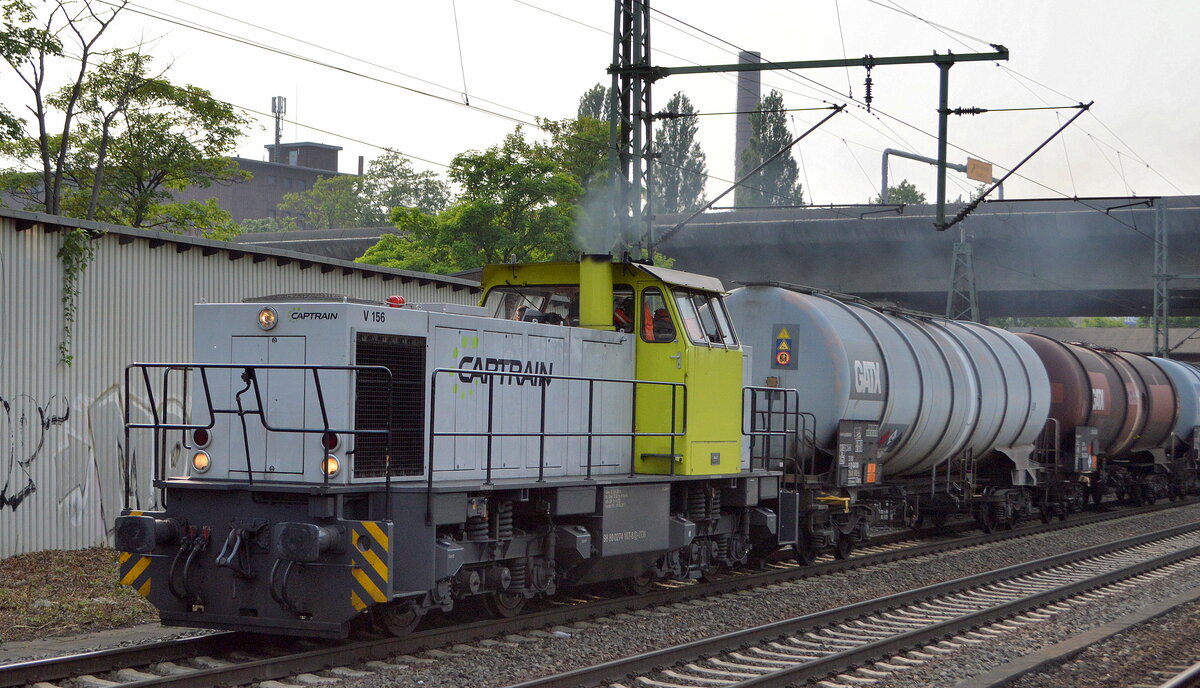 Captrain Deutschland CargoWest GmbH mit der  V 156  (NVR:  98 80 0274 107-8 D-CCW ) und einigen Kesselwagen bei Rangiertätigkeiten im Bereich Bf. Hamburg-Harburg am 07.06.21