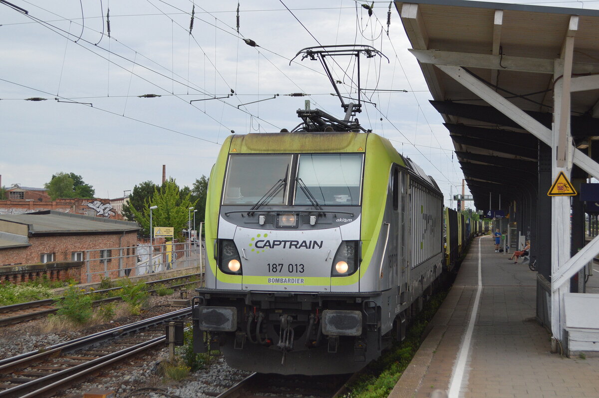 Captrain Deutschland CargoWest GmbH mit  187 013  [NVR-Nummer: 91 80 6187 013-8 D-CTD] und einem Zug Drehgestell-Flachwagen mit Stahlprodukten am 29.06.22 Durchfahrt Bahnhof Magdeburg-Neustadt.