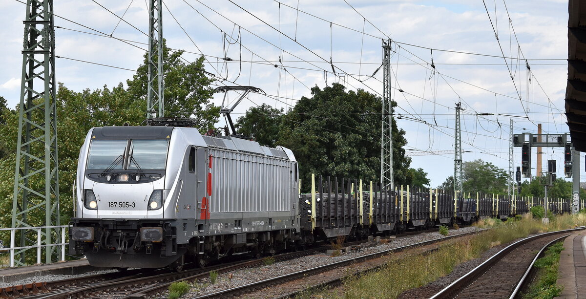 Captrain Deutschland CargoWest GmbH mit der Akiem Lok   187 505-3  [NVR-Nummer: 91 80 6187 505-3 D-AKIEM] und einem Ganzzug Drehgestell-Flachwagen mit Stahlröhren beladen am 19.07.23 Höhe Bahnhof Magdeburg-Neustadt.