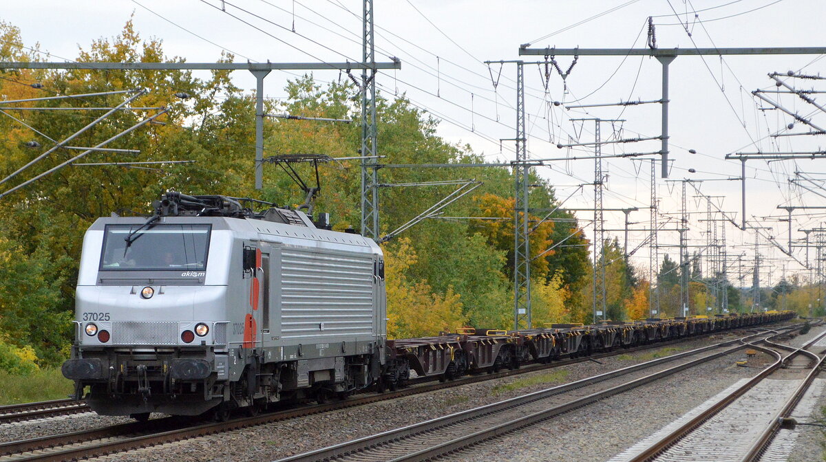 Captrain Deutschland GmbH, Berlin [D] mit der akim Lok  37025  [NVR-Nummer: 91 87 0037 025-0 F-AKIEM] und einem Ganzzug Containertragwagen (leer) am 20.10.21 Durchfahrt Bf. Golm (Potsdam).