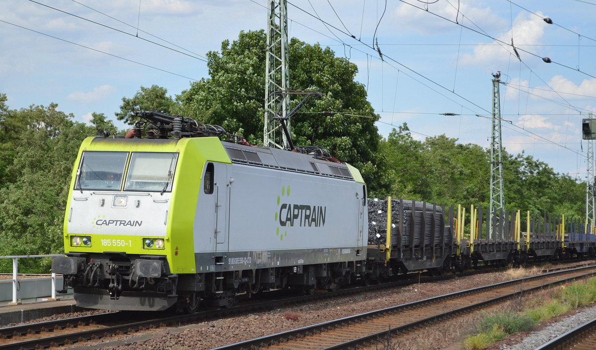 Captrain Deutschland GmbH mit  185 550-1  [NVR-Number: 91 80 6185 550-1 D-CTD] und einem Ganzzug Drehgestellflachwagen in eigener Sache angemietet mit diversen Stahlrohren am 03.06.19 Magdeburg Neustadt. 