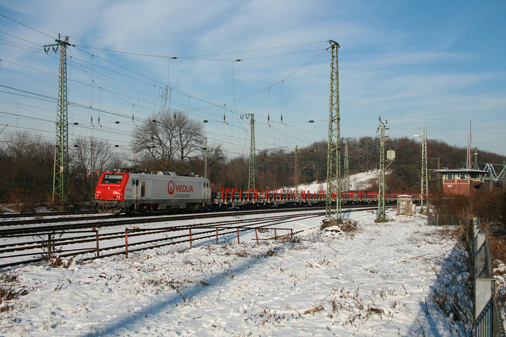 Captrain E 37 510 durchfährt am 11. Januar 2009 den Bahnhof Köln West in südlicher Richtung.
