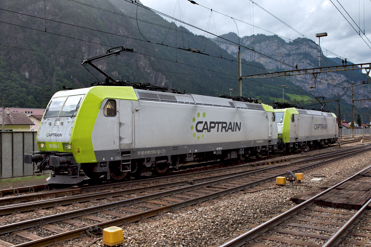 CAPTRAIN Loks 185 550-1 und 185 5xxx rangieren im Bahnhof Erstfeld.Bild vom 22.6.2015