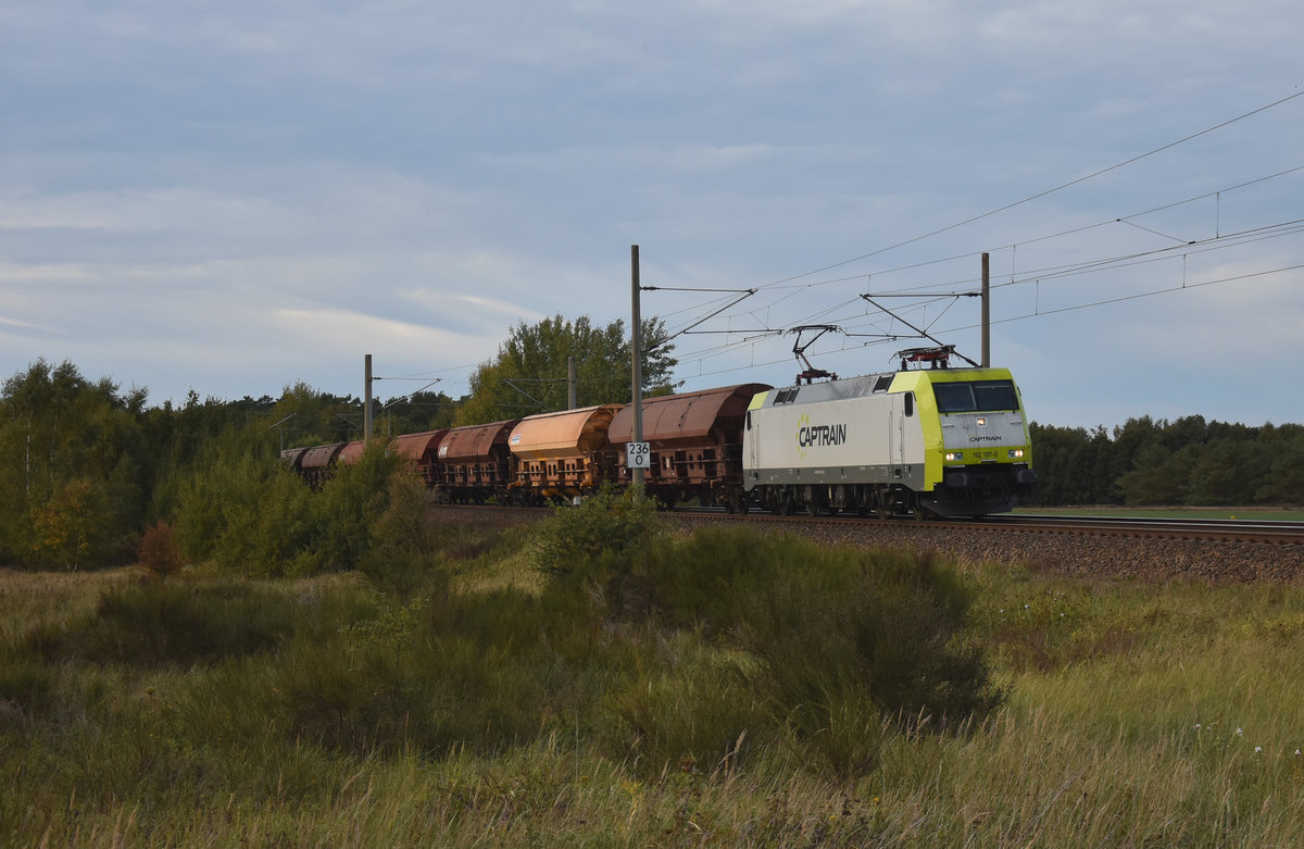 Captrain mit der 152 197-0, unterwegs mit Schüttgutwagen nach Schwerin. 3km östlich von Büchen, 08.10.2018.