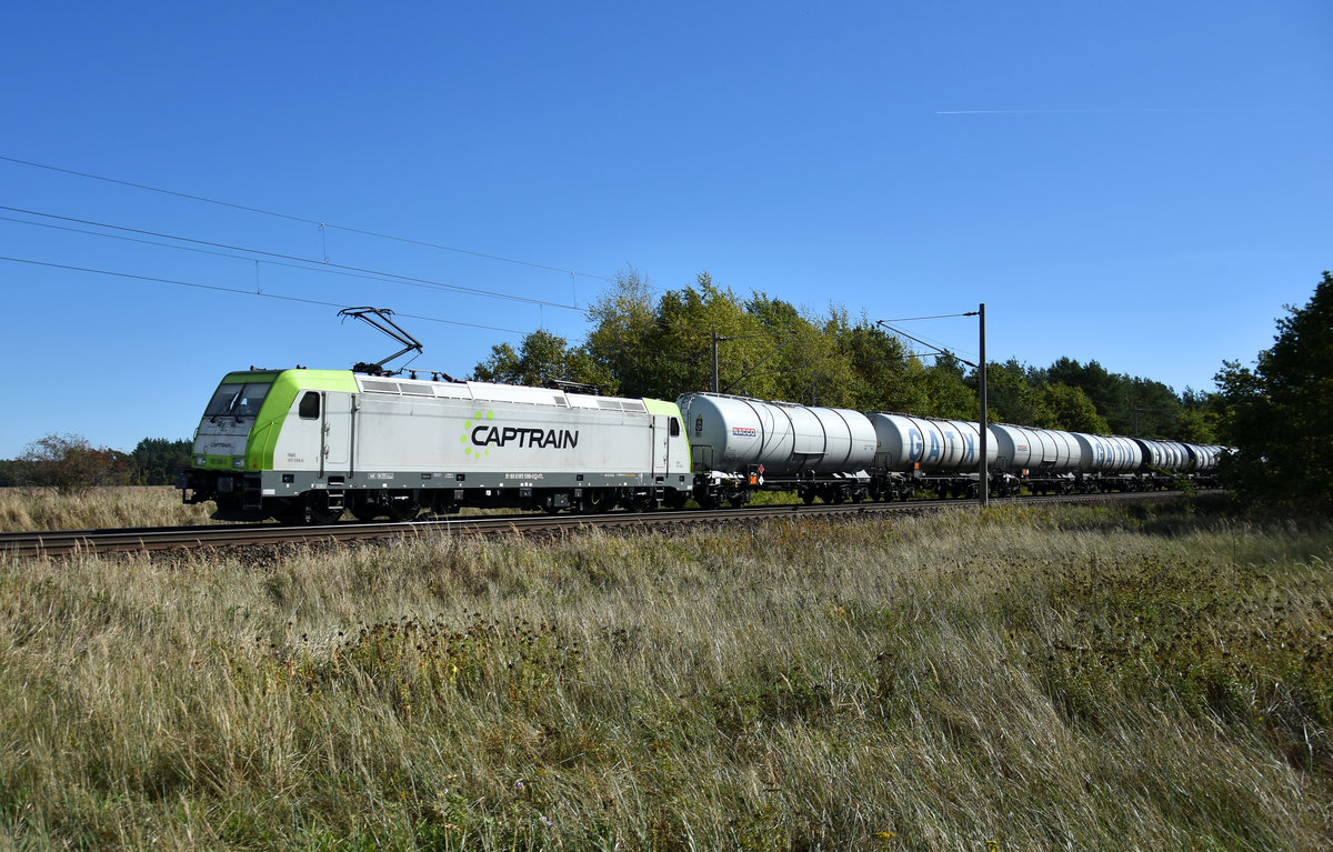 Captrain mit der 185 598-0 zieht ihren Kesselzug in Richtung Hamburg. 3km östlich von Büchen, 30.09.2018.