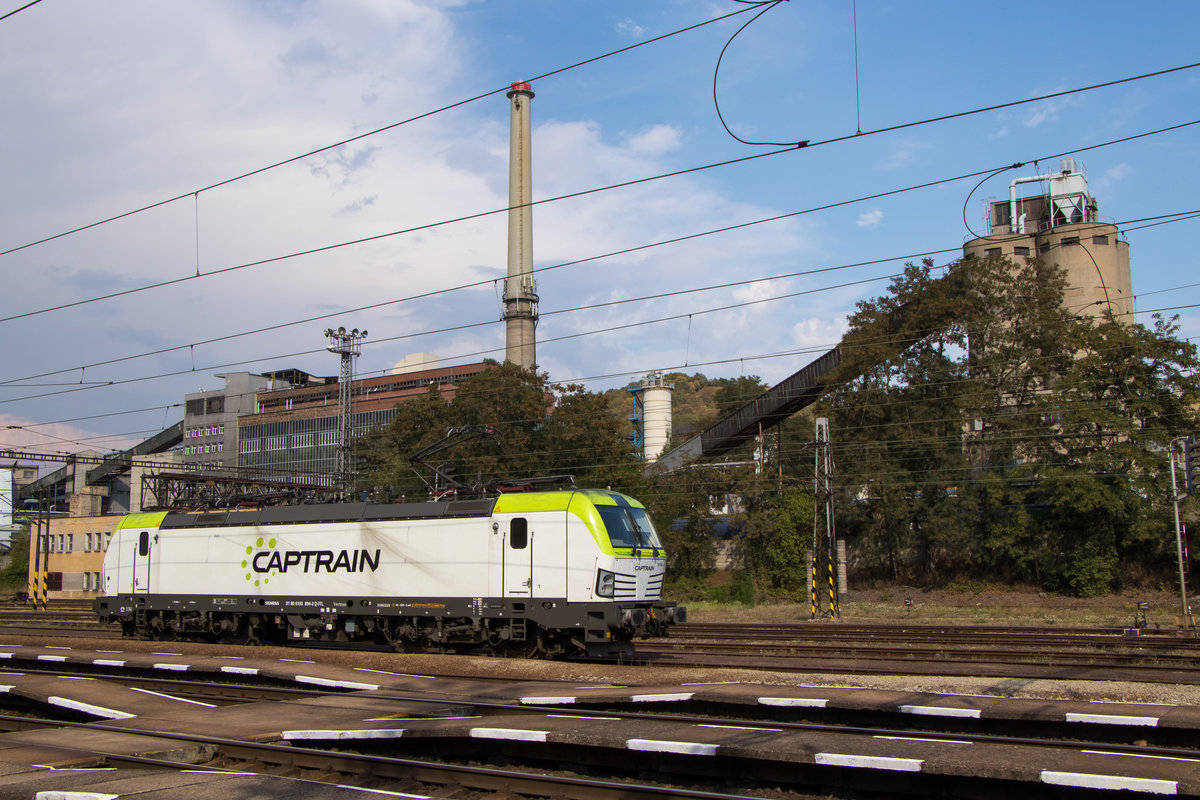 Captrain mit ihrer 193 894-3 nutzt die Kulisse des Bahnhofs Usti nad Labem-Strekov. Aufgenommen am 4. August 2018. 