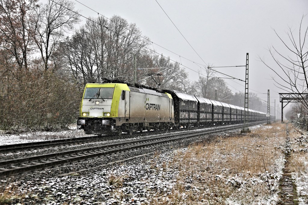 Captrain mit inkognito Nummer fährt hier bei Schneetreiben am 6.1.2023 um 10.07 Uhr mit dem Kohlependel durch Natrup - Hagen in Richtung Ruhrgebiet.