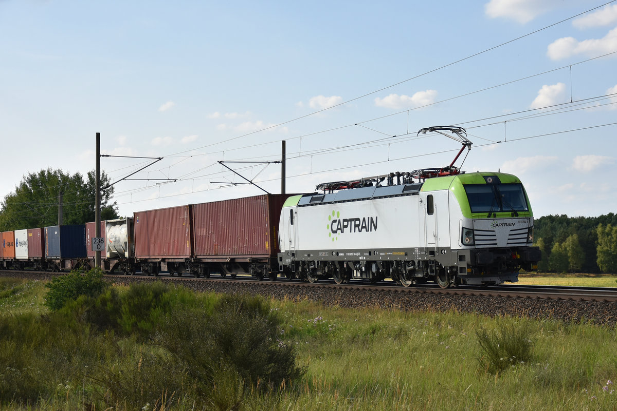 Captrain mit der Vectron 193 784-6 unterwegs mit Container in Richtung Hagenower Land.  3km östlich von Büchen, 19.07.2018
