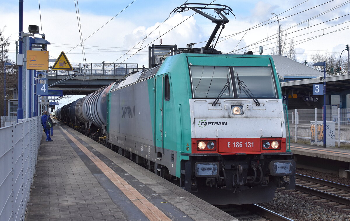 Captrain Polska mit der  E 186 131  [NVR-Nummer: 91 80 6186 131-9 D-CTPL] und einem Kesselwagenzug (Benzin) am 15.03.23 Durchfahrt Bahnhof Berlin-Hohenschönhausen.