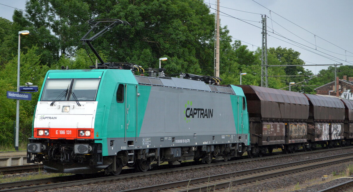 Captrain Polska Sp. z o.o. mit  E 186 131  [NVR-Nummer: 91 80 6186 131-9 D-CTPL] und einem Ganzzug Selbstentladewagen (Kohle) am 08.06.22 Höhe Bf. Niederndodeleben (Nähe Magdeburg).