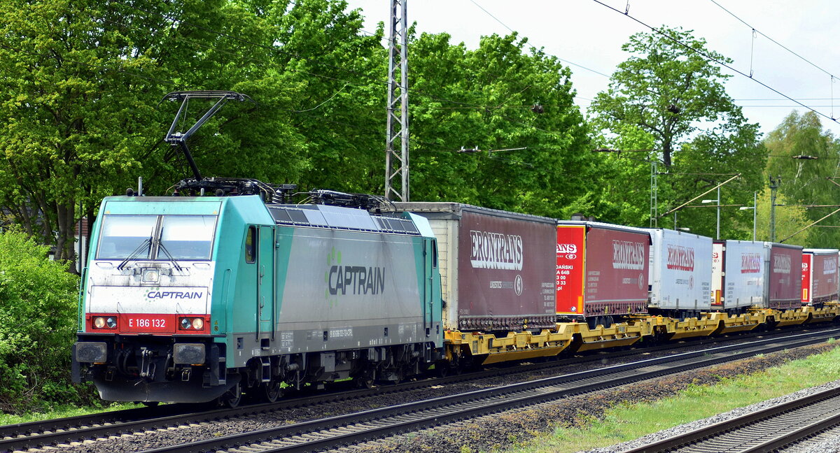 Captrain Polska Sp. z o.o., Wrocław [PL] mit ihrer  E 186 132  [NVR-Nummer: 91 80 6186 132-7 D-CTPL] und einem KLV-Zug am 09.05.23 Vorbeifahrt Bahnhof Dedensen-Gümmer.