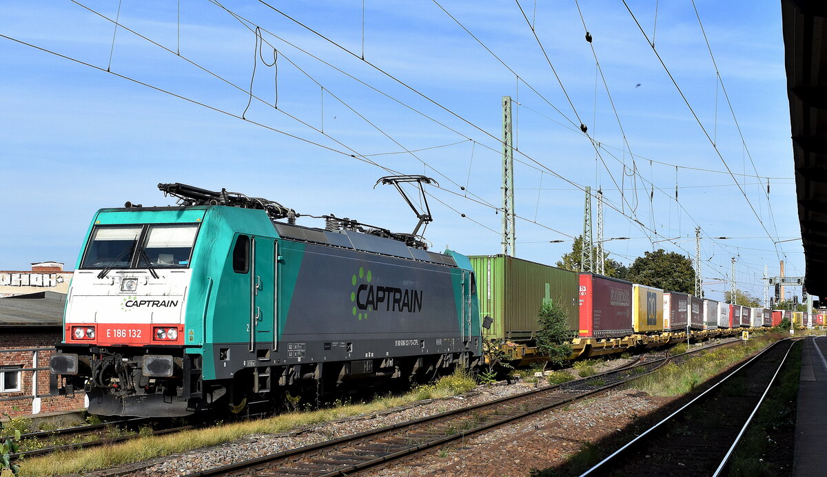 Captrain Polska Sp. z o.o., Wrocław [PL]  mit der  E 186 132  [NVR-Nummer: 91 80 6186 132-7 D-D-CTPL] und einem KLV-Zug am 18.10.23 Höhe Bahnhof Magdeburg Neustadt.
