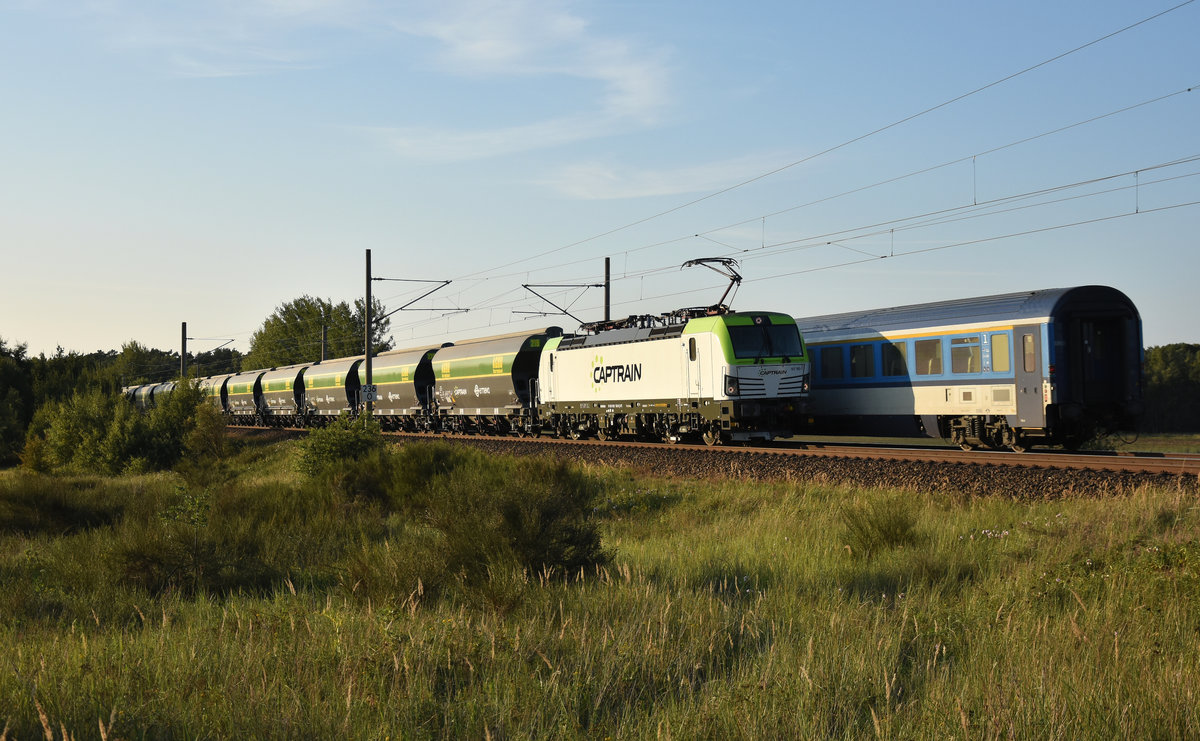 Captrain Vectron 193 783-8 kommend aus Richtung Hamburg, zieht seine Getreidewagen der AGRO Terminal Heidenau in Richtung Schwerin. 3km östlich von Büchen, 05.09.2018.