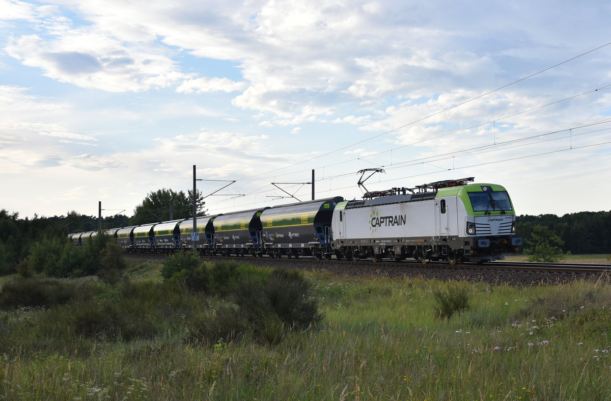 Captrain Vectron 193 784-6 unterwegs mit Drehgestell-Schüttgutwagen mit Schwenkdach 37 ten 84 NL-ERSA Tagnpps von ERMEWA SA / Captrain. 3km östlich von Büchen, 30.07.2018.