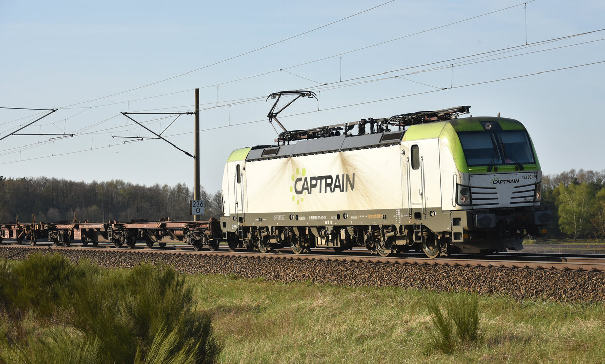 Captrain Vectron 193 891-9 mit einem halbvollen Containerzug unterwegs in Richtung Hagenower Land. 19.04.2018, 3km östlich von Büchen.