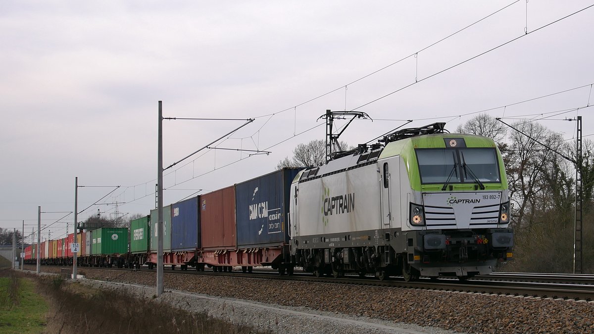 CAPTRAIN Vectron 193 892  Jerome  mit einem Containerzug von Hamburg kommend bei Winsen (Luhe) in Richtung Lüneburg; 04.03.2017
