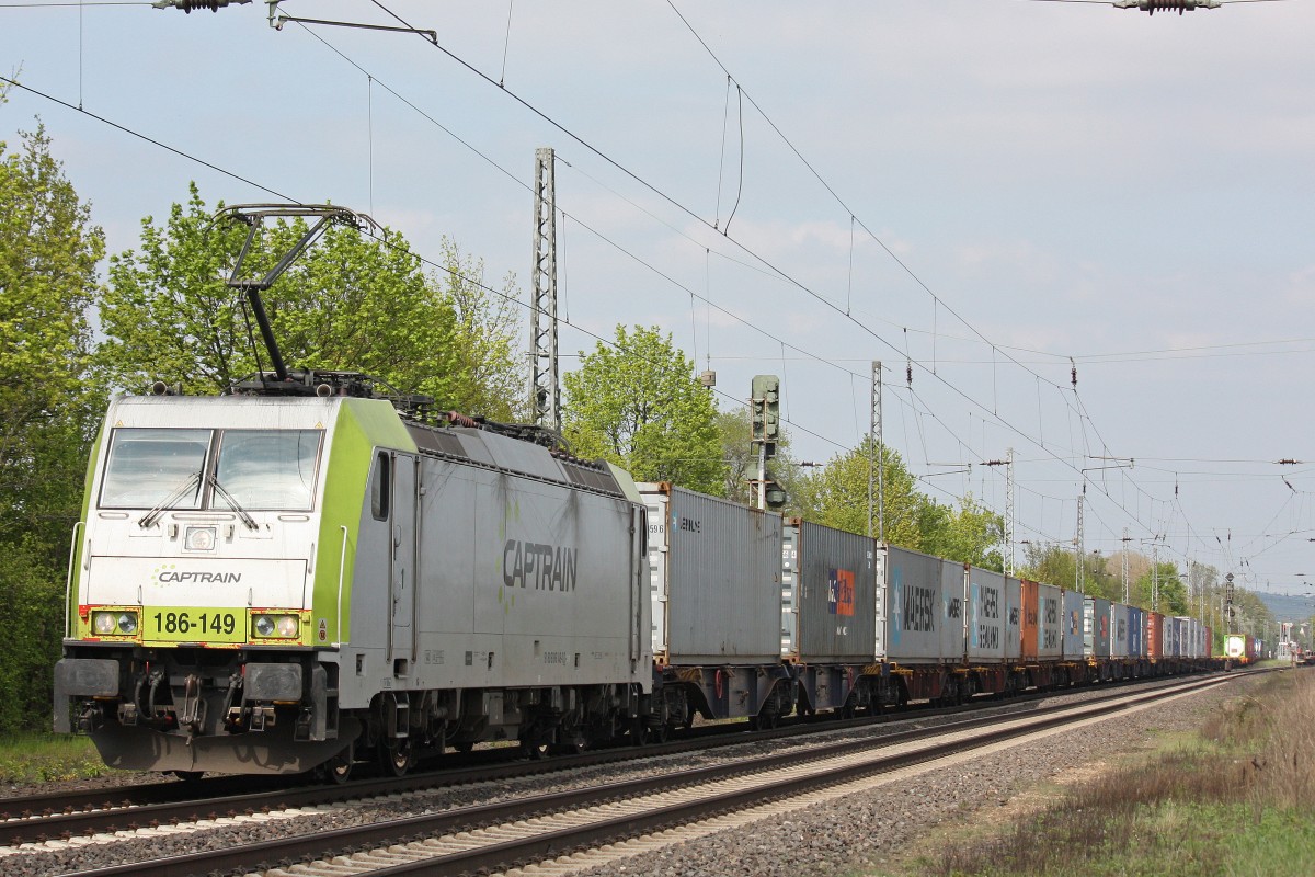 Captrain/HSL 186 149 am 1.5.13 mit einem Containerzug in Menden.