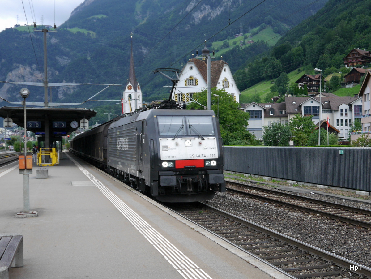 Captrian - Lok 189 111-8 mit Güterzug bei der durchfahrt in Flülen am 01.08.2015