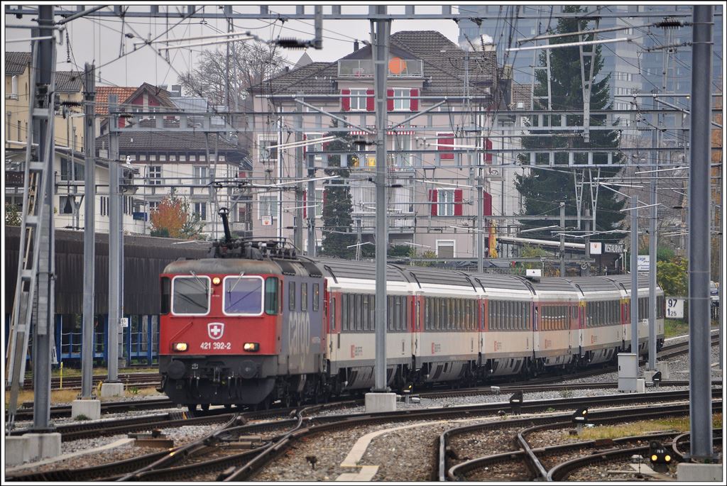 Cargo 421 392-2 mit EC193 nach München Hbf bei der Durchfahrt in Rorschach. (11.11.2014)