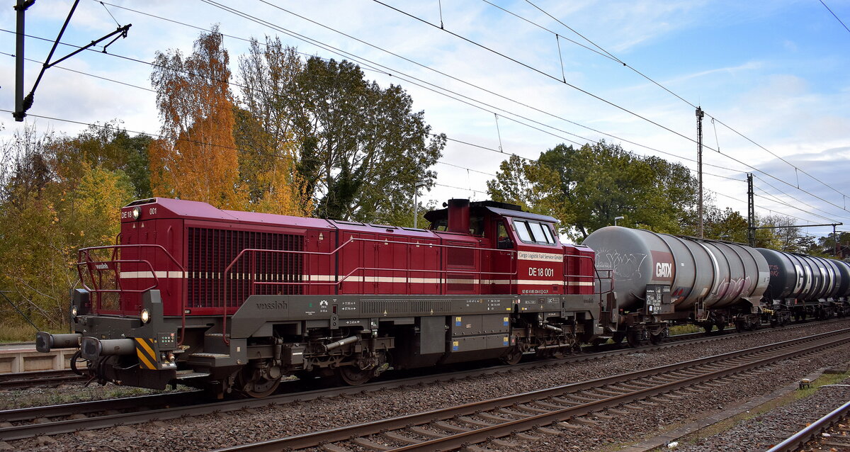 Cargo Logistik Rail-Service GmbH, Barleben (CLR) mit ihrer  DE 18 001  (NVR:  92 80 4185 034-0 D-CLR ) und einem Kesselwagenzug (Ethanol (Ethylalkohol) oder Ethanol-Lösung) am 07.11.23 Höhe Bahnhof Niederndodeleben.