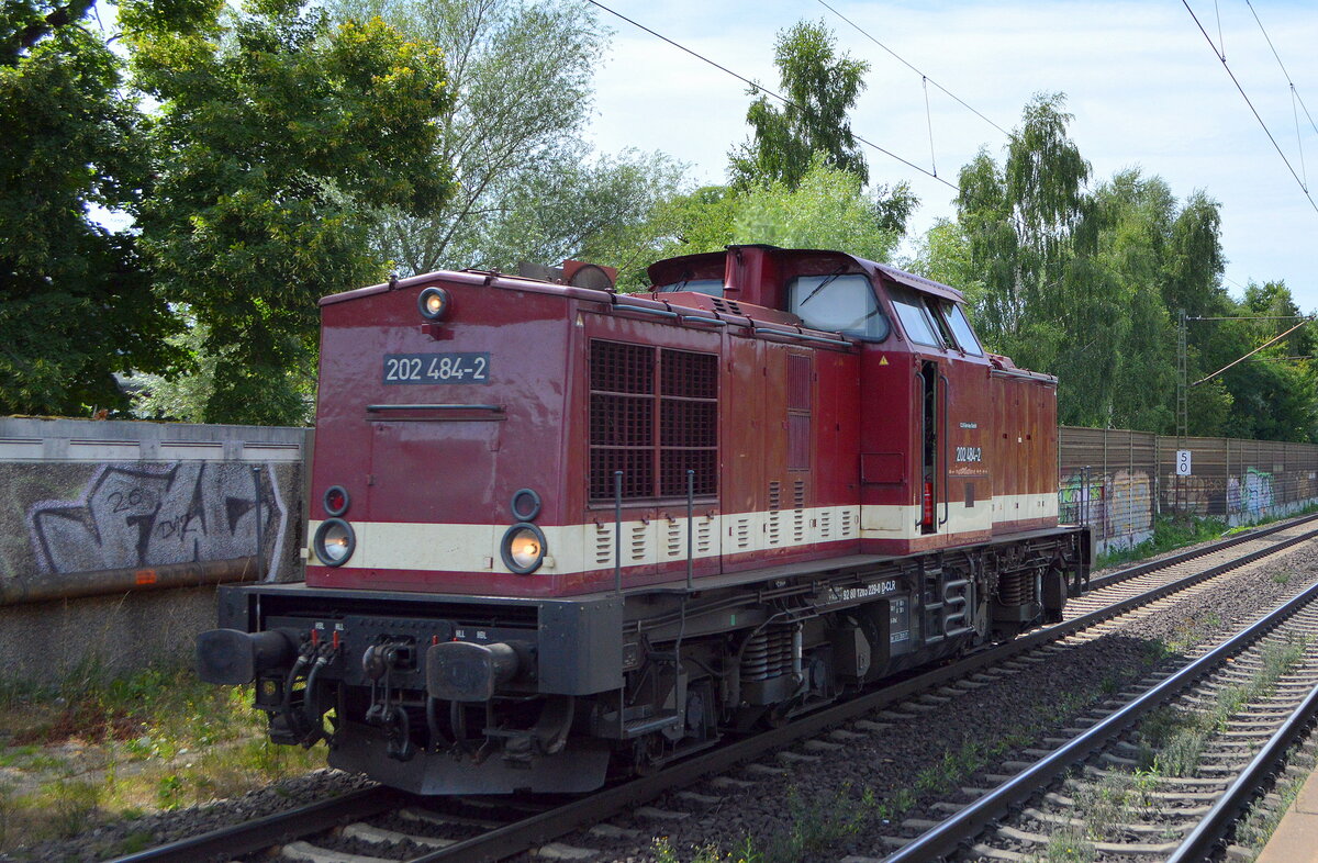 Cargo Logistik Rail-Service GmbH, Barleben-Ebendorf mit der  202 484-2  [NVR-Nummer: 92 80 1203 229-0 D-CLR] am 18.07.22 Vorbeifahrt Bahnhof Dedensen Gümmer.